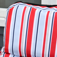 Zweier-Set rote, klappbare und verstellbare Liegestühle.