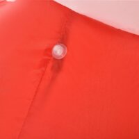 Aufblasbarer Weihnachtsmann auf Ski beleuchtet