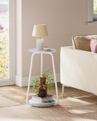 Runder Beistelltisch mit Marmor-Optik und schmalen Stahlbeinen, ideal für ein modernes, minimalistisches Zuhause.