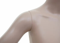 Schaufensterpuppe Frau Mannequin sitzend lebensgross