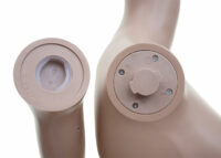 Schaufensterpuppe Frau Mannequin sitzend lebensgross