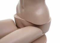 Schaufensterpuppe Frau Mannequin sitzend lebensgross