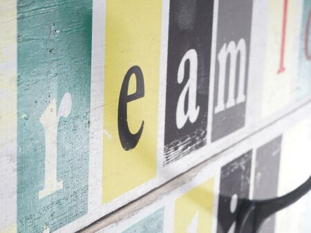 Shabby Wandgarderobe Love-Life mit 3 Haken 30x60cm