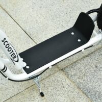 Trottinett mit Luftreifen Scooter Kickboard Kindertrotti 12 Zoll