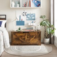 Sitzbank mit integriertem Stauraum für Schuhe oder Wohnaccessoires.