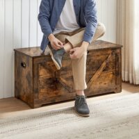 Sitzbank mit integriertem Stauraum für Schuhe oder Wohnaccessoires.