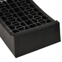 Schwarze Auffahrrampe 2er Set aus Gummi, Grösse 70x20x8cm, ideal für Fahrzeuge und Rollstühle.