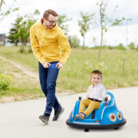 Blauer 12V Autoscooter für Kinder mit Fernbedienung, Musik und 360°-Drehung, ideal für 3-5 Jahre. Ein lustiges und dynamisches Fahrerlebnis.