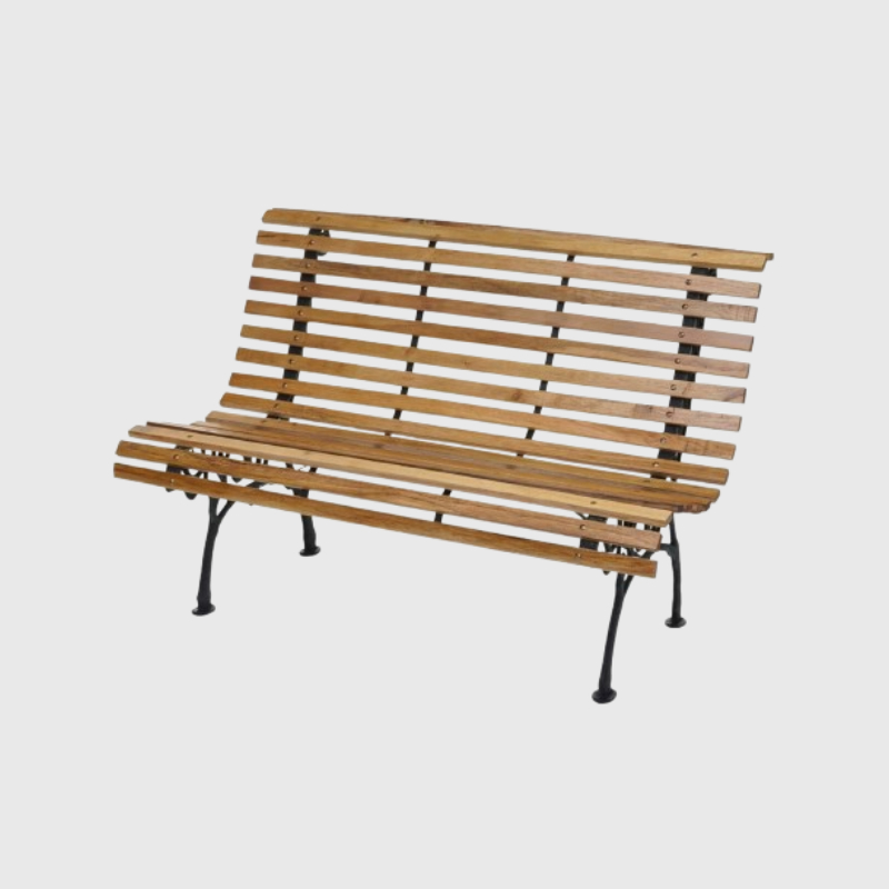 Charmante Gartenbank aus wetterfestem Holz mit geschwungenen Armlehnen und einer bequemen Sitzfläche. Die Bank ist ideal für den Garten, Balkon oder die Terrasse und bietet einen gemütlichen Platz zum Entspannen im Freien. Das natürliche Holzdesign fügt sich harmonisch in die Gartenlandschaft ein und ist perfekt für entspannte Stunden im Grünen.