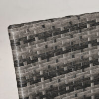 Dunkelgraues Polyrattan-Balkonmöbel-Set für zwei Personen.