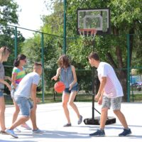 Schwarzer höhenverstellbarer Basketballkorb, speziell für Kinder entwickelt, fördert Spiel und Bewegung.