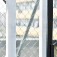 Schwarzer höhenverstellbarer Basketballkorb, speziell für Kinder entwickelt, fördert Spiel und Bewegung.