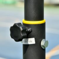 Schwarzer höhenverstellbarer Basketballkorb, speziell für Kinder entwickelt, fördert Spiel und Bewegung.