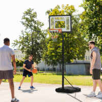 Vielseitiger Basketballkorb, höhenverstellbar und mit integrierter Rollfunktion für flexibles Spielen und einfache Lagerung.