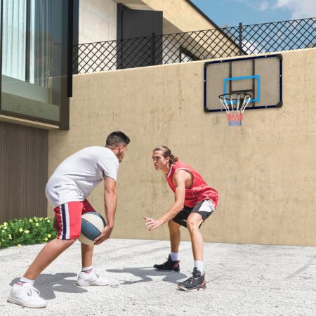 Blauer Basketballkorb zur Wandmontage, ideal für die Installation im Garten oder auf dem Spielplatz.
