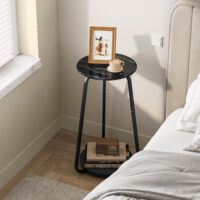 Runder Beistelltisch mit schwarzer Marmoroptik und gehärteter Glasplatte, zwei Ablagen für zusätzlichen Stauraum. Modernes Design, ideal für jedes Zimmer.