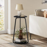 Runder Beistelltisch mit schwarzer Marmoroptik und gehärteter Glasplatte, zwei Ablagen für zusätzlichen Stauraum. Modernes Design, ideal für jedes Zimmer.