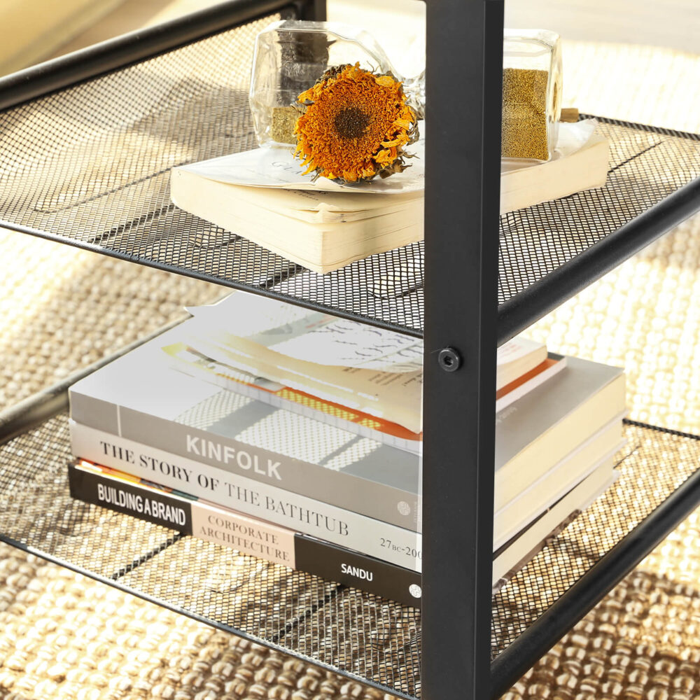 Metall-Beistelltisch mit Netzregalen im IndustrialVIBE-Stil.