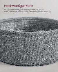 Nachttisch mit Steckdosen für praktische Nutzung neben dem Bett.