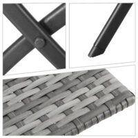 Graues Polyrattan Bistroset für Balkon oder Terrasse, bestehend aus einem Tisch und zwei Stühlen, ideal für gemütliche Stunden im Freien.