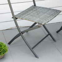 Graues Polyrattan Bistroset für Balkon oder Terrasse, bestehend aus einem Tisch und zwei Stühlen, ideal für gemütliche Stunden im Freien.