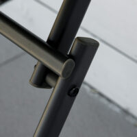 Graues Polyrattan Bistroset für Balkon oder Terrasse, bestehend aus einem Tisch und zwei Stühlen, ideal für gemütliche Stunden im Freien.