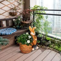 Blumentopf mit Entwässerungssystem, Hase-Design, aus MgO, Farbe Braun.