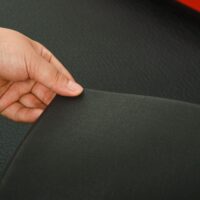 Schwarze Bodenschutzmatte für Fitnessgeräte.