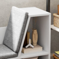 Ein weisses Bücherregal mit 6 Fächern und einem Sitzkissen in Leinenoptik.