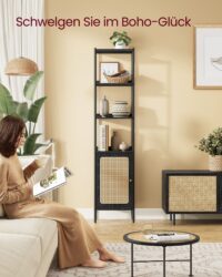 Sechsstöckiges Standregal mit dekorativer Rattan-Tür für stilvolle Aufbewahrung.