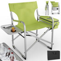 Grüner Campingstuhl mit praktischem Tisch und Kühltasche.