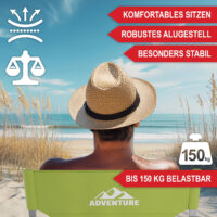 Grüner Campingstuhl mit praktischem Tisch und Kühltasche.