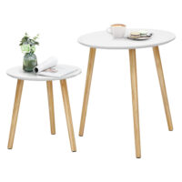 Modernes 2er-Set runder Beistelltische mit weißer Tischplatte und naturfarbenen Holzbeinen. Perfekt für Wohnzimmer oder als dekorative Ablageflächen