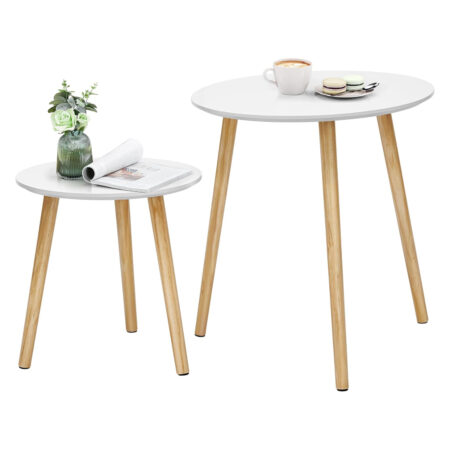 Modernes 2er-Set runder Beistelltische mit weißer Tischplatte und naturfarbenen Holzbeinen. Perfekt für Wohnzimmer oder als dekorative Ablageflächen