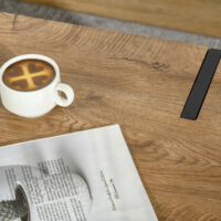 Couchtisch mit verstellbaren Fussstützen Industriedesign Schwarz-Braun