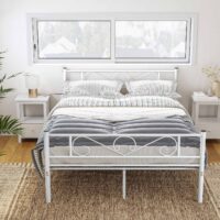 Weisses Metallbettgestell in 160x200 cm für ein stilvolles Schlafzimmer.