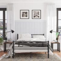 Schwarzes Metallbett in 140x200 cm für ein modernes Schlafzimmer.