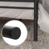 Schwarzes Metallbett in 140x200 cm für ein modernes Schlafzimmer.