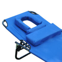 Blauer Dreibein-Liegestuhl mit praktischem Lesefenster.