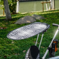 Weisses 6-in-1 Dreirad als Kinderfahrzeug mit Sonnendach und Korb. Es wächst mit dem Kind von 1-5 Jahren mit und bietet vielseitige Nutzungsmöglichkeiten.