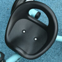 Blaues, stabiles Dreirad für Kinder von 2-5 Jahren, ausgestattet mit einem Korb und einer Klingel für kleine Abenteurer.