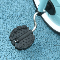 Blaues, stabiles Dreirad für Kinder von 2-5 Jahren, ausgestattet mit einem Korb und einer Klingel für kleine Abenteurer.