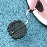 Rosa Dreirad als Kinderfahrzeug mit verstellbarem Sitz, Fahrradkorb und Klingel. Es wächst mit dem Kind mit und ist perfekt für Ausflüge.