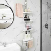 Höhenverstellbares Duschregal mit mehreren Ablagen für Shampoo und Duschzubehör.