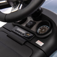 Hellblaues 2-in-1 Elektroauto im Land Rover Design, wächst mit dem Kind von 1.5-5 Jahren mit und bietet vielseitigen Fahrspass.