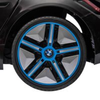 Schwarzes Elektrofahrzeug für Kinder mit MP3-Player und einer Höchstgeschwindigkeit von 5 km/h. Ein modernes Kinderfahrzeug für Spiel und Spass.