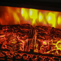 Ein schwarzer Elektrokamin und Standkamin mit 1800W Leistung, LED-Flammeneffekt und Überhitzungsschutz.