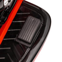 Rotes 6V Kinder-Elektro-Motorrad mit LED-Scheinwerfer, erreicht 3-5 km/h und ist für Kinder von 3-6 Jahren geeignet. Schneller Fahrspass mit Stil.