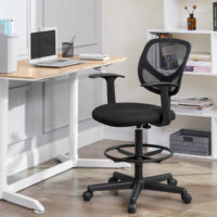 Ergonomischer Bürostuhl in Schwarz, komfortabel und höhenverstellbar.