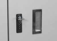 Abschließbare Fahrradgarage aus Metall für 2 Fahrräder mit Ablage hellgrau